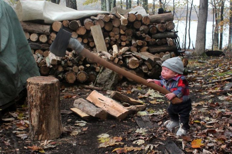 Фото мужик рубит дрова